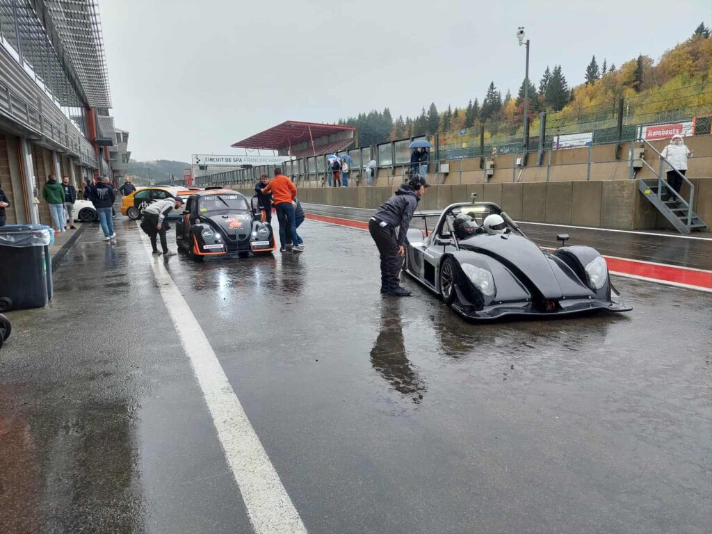 Radical SR3 dans la pitlane du Circuit de Spa-Francorchamps sous la pluie des Ardennes